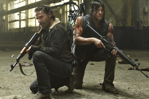 Andrew Lincoln e Norman Reedus em cena de The Walking Dead (Foto: Getty Images)