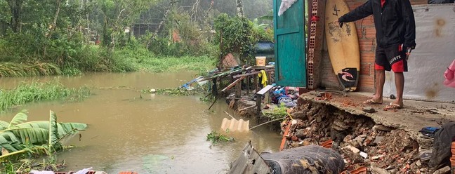 Em Guarujá, moradores perderam casas após temporal — Foto: Addriana Cutino