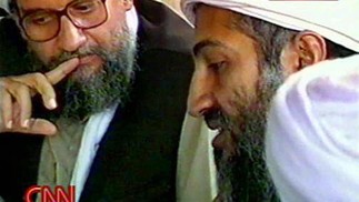 Osama bin Laden, à direita, e seu braço direito Ayman al-Zawahiri em imagem de 2002. O médico egípcio, por décadas um dos terroristas mais procurados do planeta, é acusado de arquitetar os ataques de 11 de Setembro de 2001, ao lado de Bin Laden. — Foto: CNN AFP PHOTO/CNN/HO