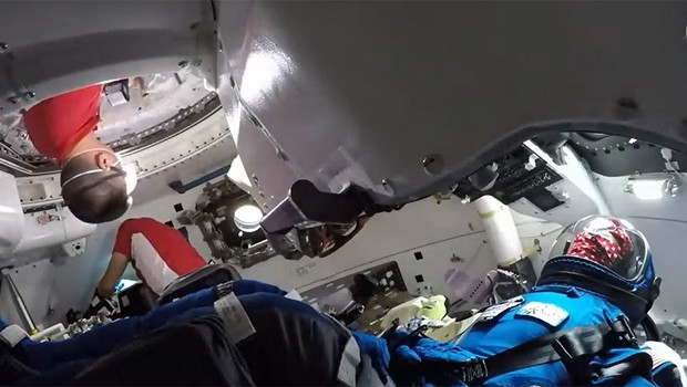 Astronautas que estavam na ISS entram na Boeing Starliner, cuja carga incluiu a manequim Rosie (Foto: Divulgação / Nasa)