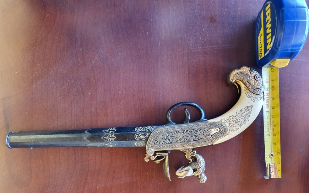 Arma encontrada na casa de João de Deus, em Anápolis — Foto: Reprodução/TV Anhanguera