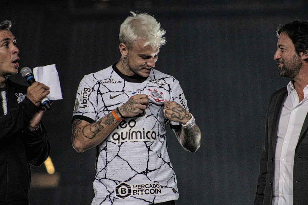 Róger Guedes com a camisa do Corinthians na Neo Química Arena ao lado de Duilio — Foto: Felipe Spazk/Corinthians