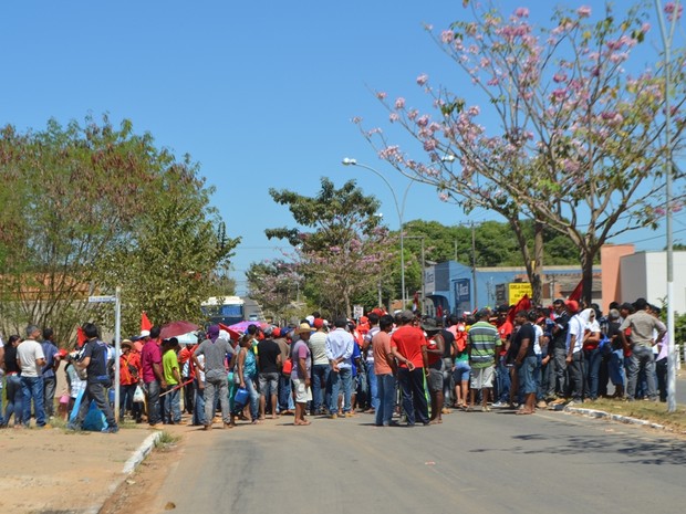 Manifestação por reforma agrária reuniu cerca de 400 pessoas (Foto: Pâmela Fernandes/ G1)