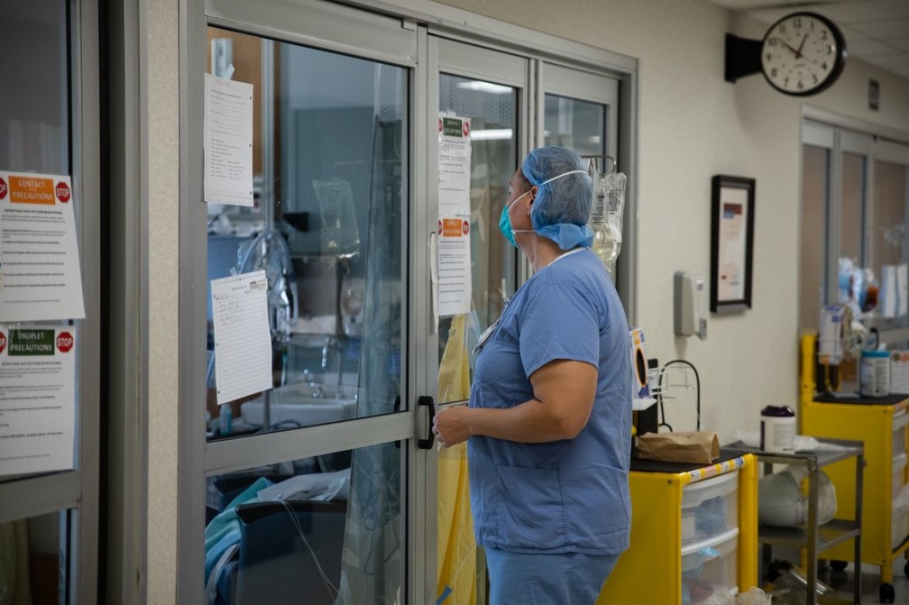 Profissional de saúde se prepara para entrar em quarto de paciente na UTI de Covid-19 em um hospital de Van Wert, Ohio, no dia 20 de novembro. — Foto: Megan Jelinger/AFP