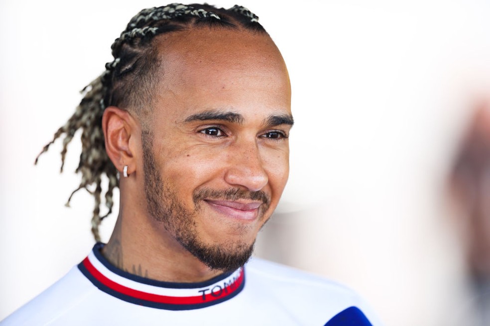 Lewis Hamilton durante a sessão de treinos deste sábado — Foto: Peter J Fox/Getty Images