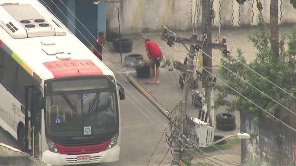 Criminosos tentam atear fogo em pneus durante operação da polícia na Vila Aliança, na segunda-feira (5) — Foto: Reprodução / TV Gglobo