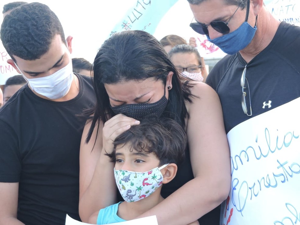 Familiares se emocionam durante protesto contra morte de casal em acidente, em Maceió — Foto: Arquivo pessoal / Toni Douglas