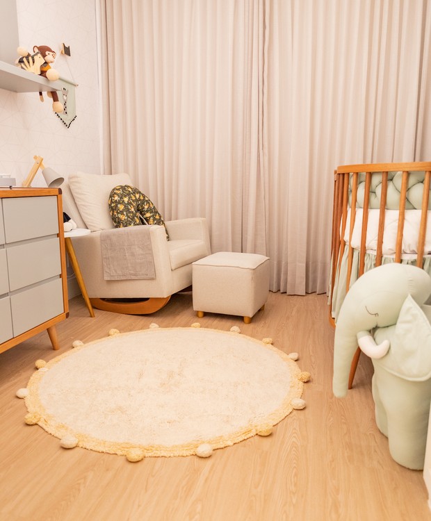 O home office foi adaptado para receber o bebê. Piso vinílico da Modellar Interiores e cortina da Doutor Persiana (Foto: Matha Fotografia / Divulgação)