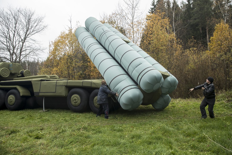 Funcionários instalam um modelo inflável em tamanho real do sistema de mísseis S-300 no pátio da empresa de desenvolvimento de balões — Foto: Pavel Golovkin/AP