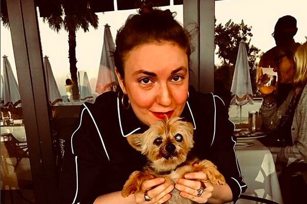 A atriz Lena Dunham com um de seus cachorrinhos (Foto: Instagram)