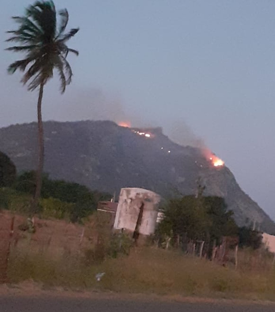 Bombeiros atuam para conter novos focos de incêndio na região Seridó