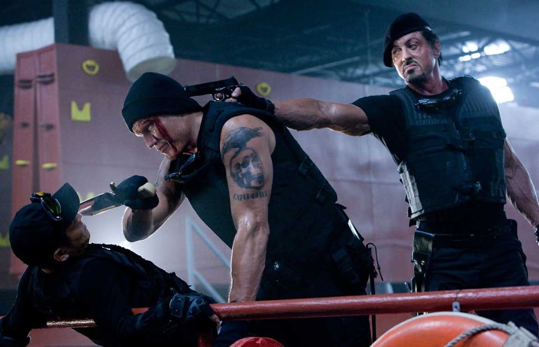 Dolph Lundgren e Sylvester Stallone em cena de Os Mercenários (2010) (Foto: Reprodução)