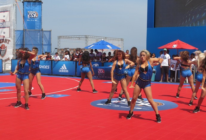 No Rio, dançarinas do Magic elogiam brasileiros e querem aprender samba