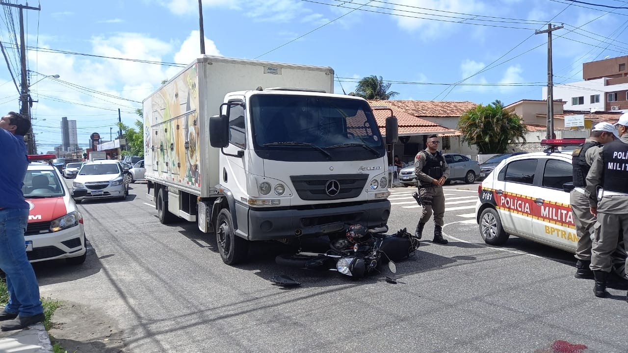 Motociclista morre após colisão com caminhão, em João Pessoa