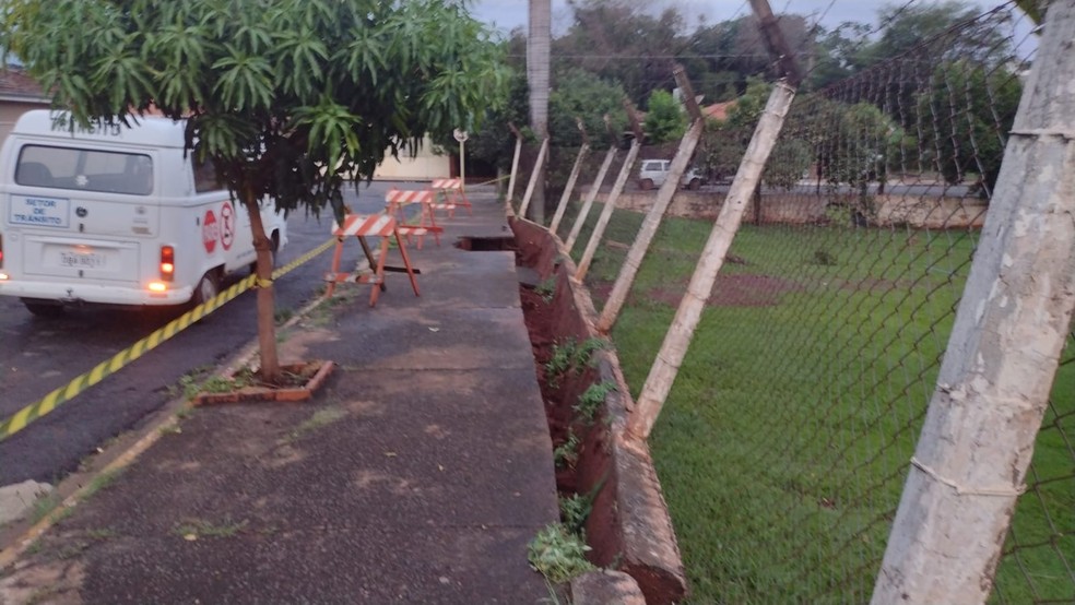 Calçadas e ruas foram danificadas pela chuva — Foto: Defesa Civil/Divulgação