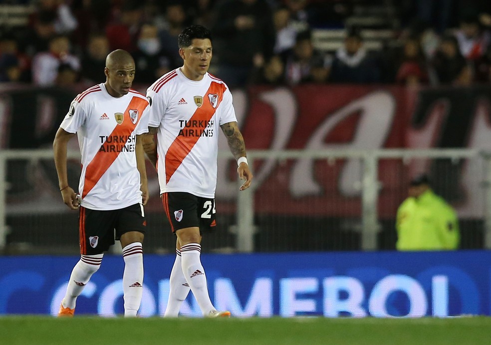 De La Cruz e Enzo Perez no jogo de ida contra ao Cerro no Monumental â€” Foto: Reuters