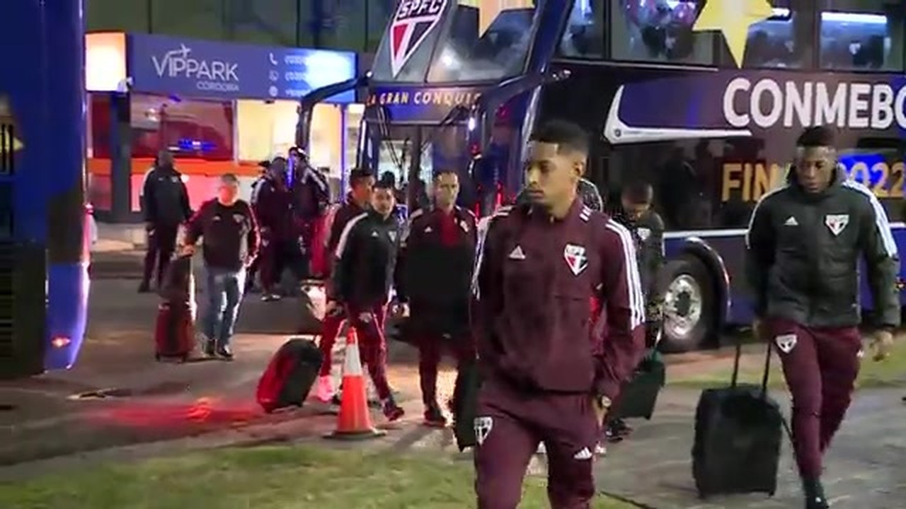 Veja a chegada dos jogadores do São Paulo ao hotel em Córdoba