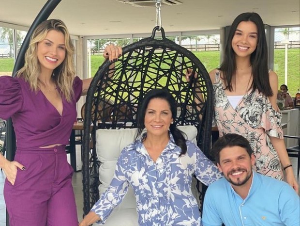 Andressa Suita com a mãe e os irmãos (Foto: Reprodução/Instagram)