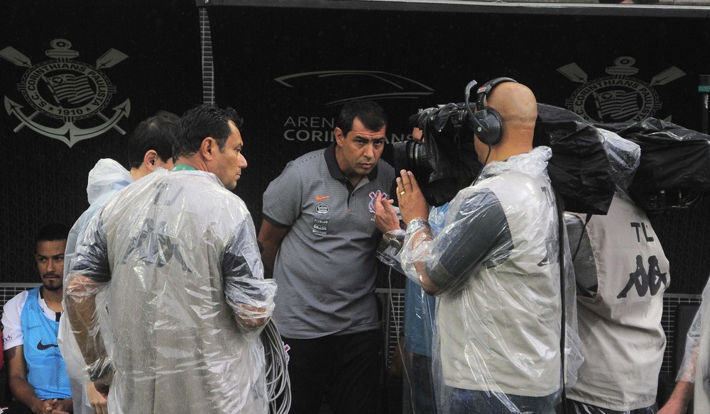 Carille pede cabeça no lugar e vê camisa 9 