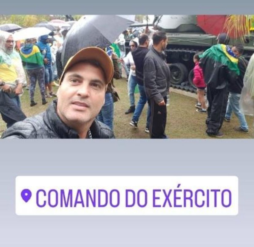 Rodrigo Santana publicou foto em ato antidemocrático — Foto: Reprodução