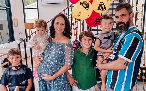 thumbnail de Acompanhando filha em UTI, mulher de Juliano Cazarré fala de ator de 'Pantanal': "Saudade do meu cowboy"