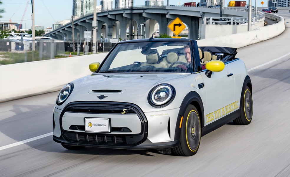Mini Cooper conversível elétrico tem motor de 184 cv de potência e autonomia de aproximadamente 230 km — Foto: Divulgação