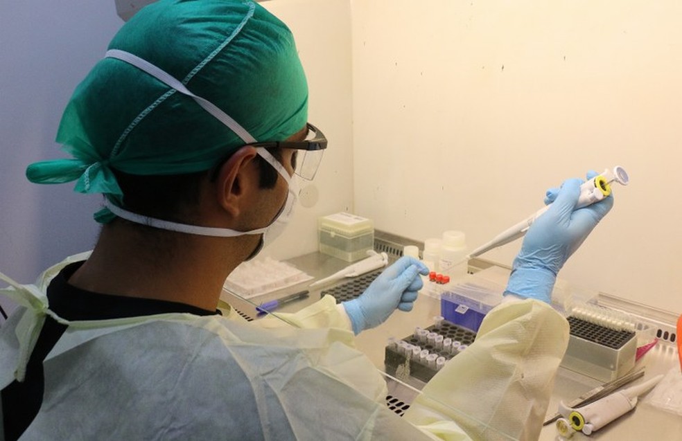 Teste coronavírus no Lacen-PB — Foto: Francisco França/Secom-PB
