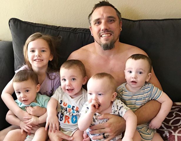 Marido de Killye com os cinco filhos (Foto: Reprodução/Mirror)