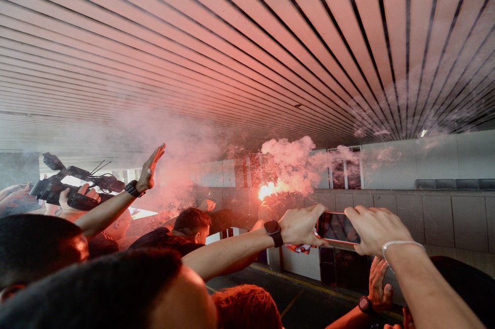 Torcedores esperando o Flamengo chegar ao Galeão — Foto: André Durão / ge