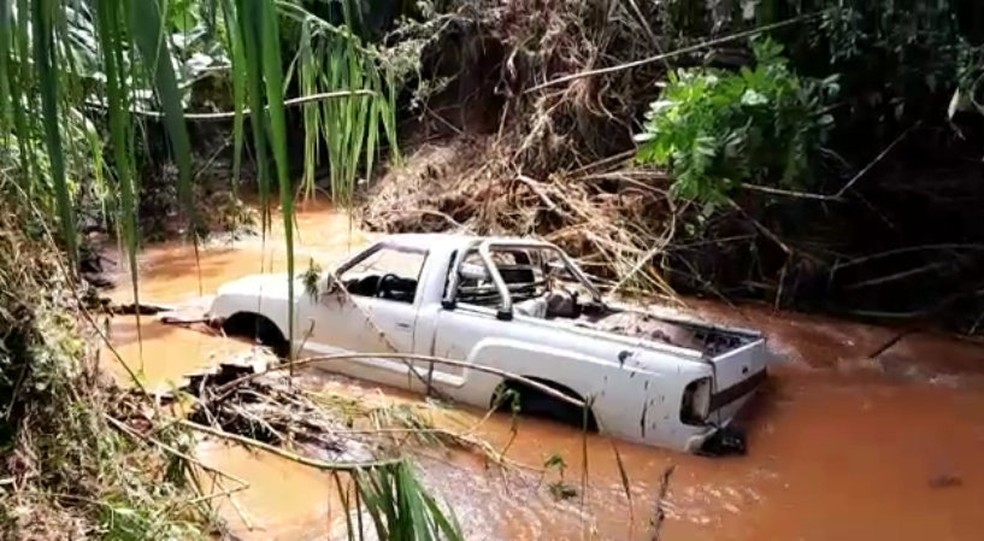 Bombeiros encontram corpo de homem que estava em carro arrastado pela chuva em Porto Ferreira (SP)  — Foto: Defesa Civil