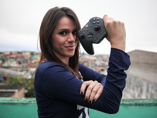 'Se você é melhor do que alguém, vai incomodar. Se for mulher, pior ainda', diz Cristina Santos, mulher nº 1 de Xbox no Brasil (Foto: Fábio Tito/G1)