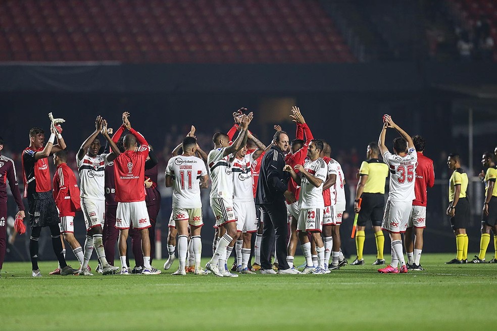 Jogadores do São Paulo aplaudem torcida após goleada sobre Universidad Católica — Foto: Rubens Chiri/saopaulofc