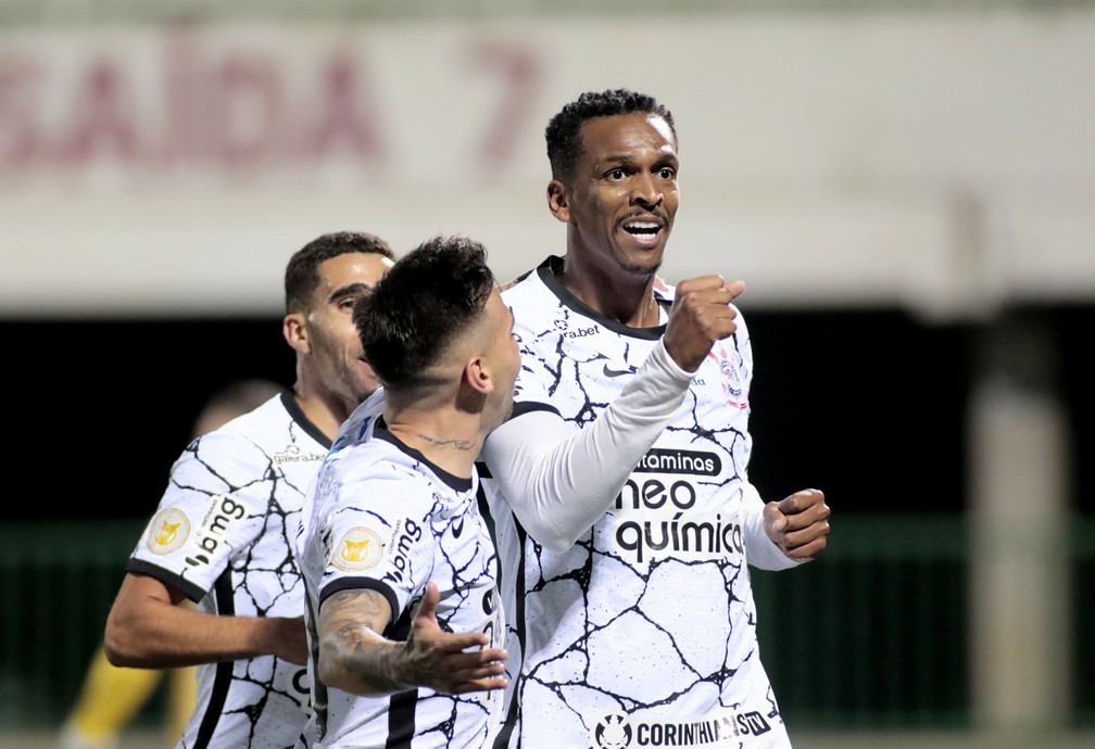 [ANÁLISE] Sylvinho vê evolução geral no Corinthians, mas ainda precisa de mais coragem
