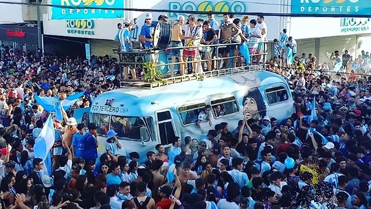Torcedor pinta Maradona e Messi no motorhome e vira atração na festa do tri mundial da Argentina