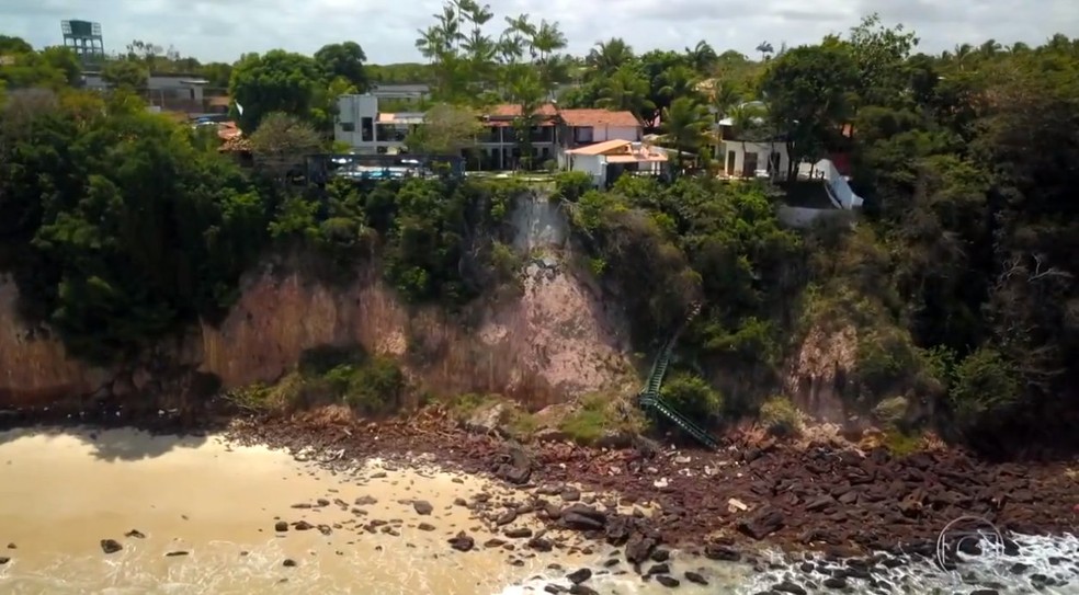 Trechos da areia, estabelecimentos do topo, e escadas seguem interditados &mdash; Foto: Reprodu&ccedil;&atilde;o/TV Globo