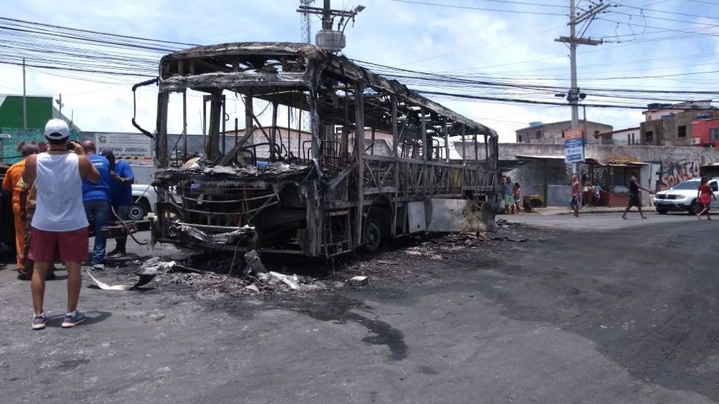 Ônibus incendiado no bairro de Sussuarana, em Salvador (Foto: Ramon Ferraz/TV Bahia)