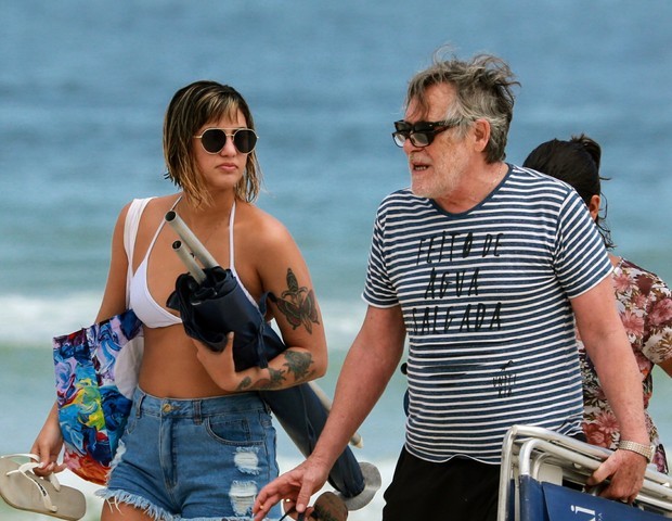 José de Abreu e a namorada, Carol Junger, em dia de praia  (Foto: Dilson Silva/Agnews)