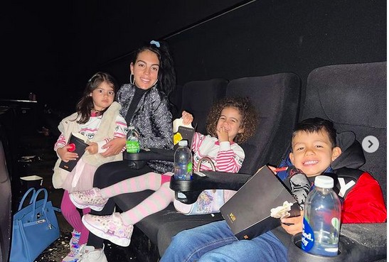 Georgina Rodriguez com a filha Alana no colo e dois dos outros filhos de seu namorado, o jogador de futebol Cristiano Ronaldo (Foto: Instagram)
