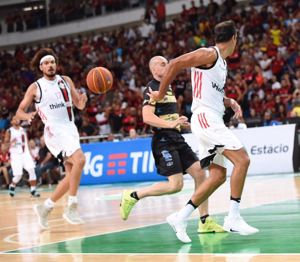 Marcelinho dá passe para a cesta de Varejão no jogo do Flamengo (Foto: André Durão)