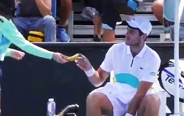 O tenista francês Elliot Benchetrit recebendo a banana da auxiliar de quadra após ele levar uma bronca do juiz (Foto: Reprodução)