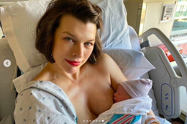A atriz Milla Jovovich com a filha recém-nascida (Foto: Instagram)