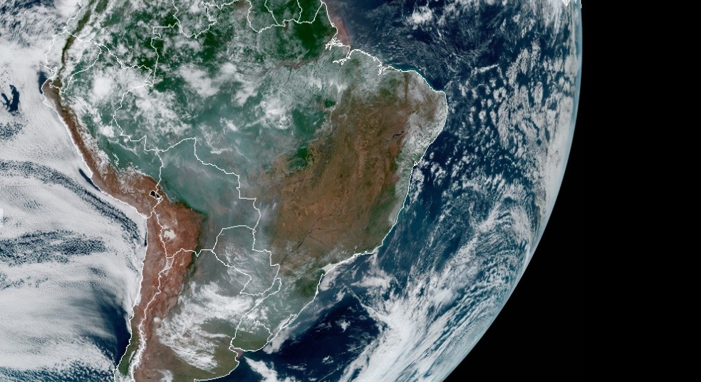 Imagens de satélite mostram a fumaça sobre a área do RS — Foto: Somar Meteorologia/Reprodução