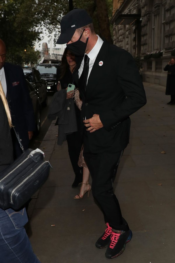 LONDON, ENGLAND - OCTOBER 13: Chris Martin seen leaving The Corinthia Hotel ahead of the "The Lost Daughter" UK Premiere during the 65th BFI London Film Festival at The Royal Festival Hall on October 13, 2021 in London, England. (Photo by Neil Mockford/GC (Foto: GC Images)