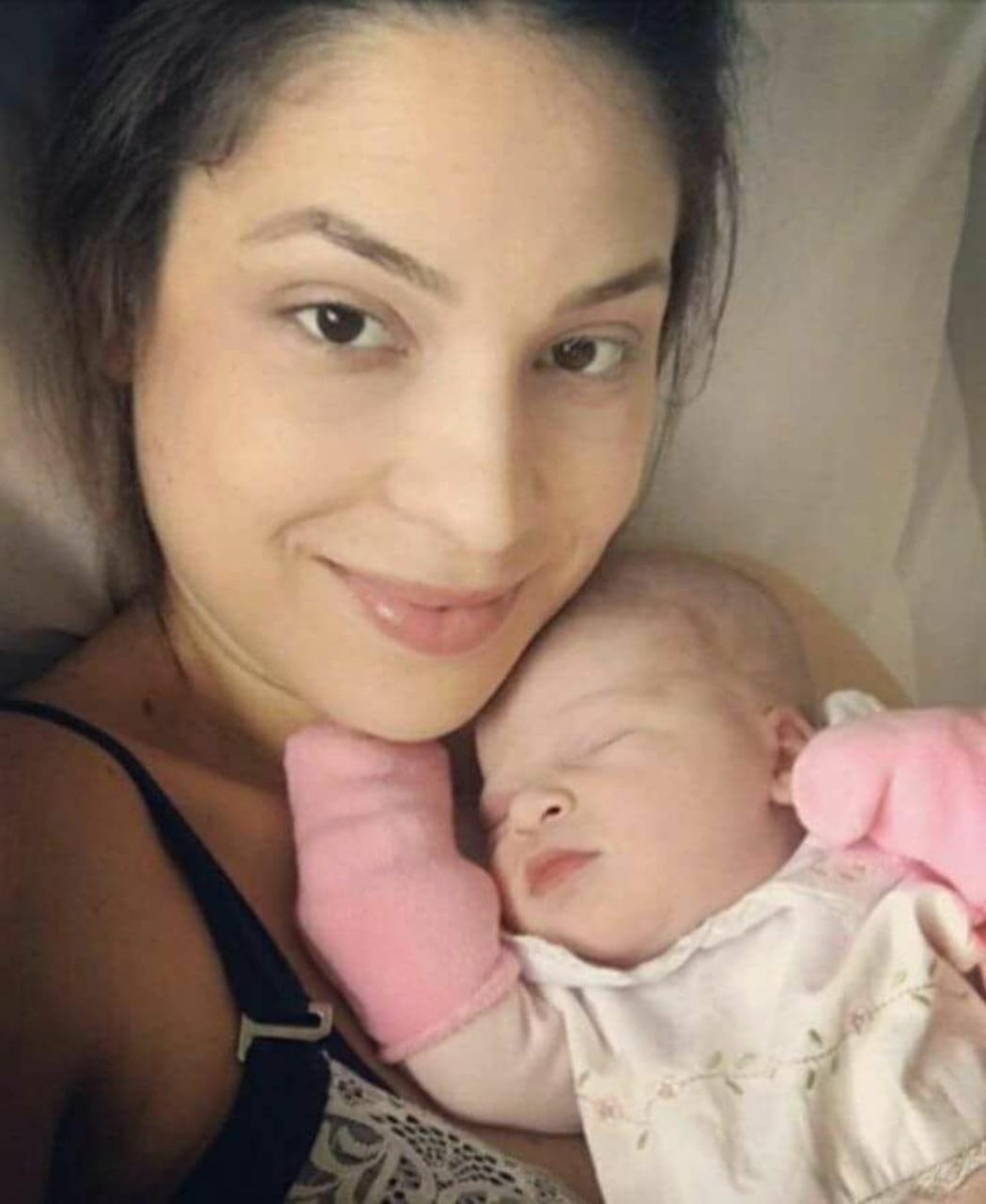 Camila Brait, jogadora de vôlei, com a pequena Alice, que nasceu neste domingo (Foto: Reprodução / Instagram)