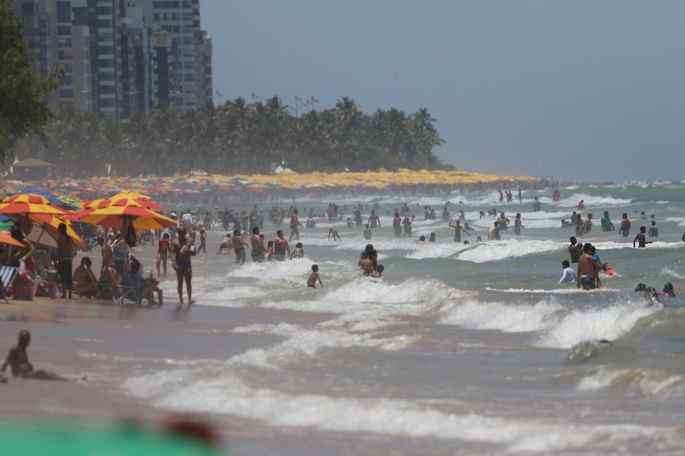 Banhistas aproveitam praia de Boa Viagem, na Zona Sul do Recife, na véspera do feriado de Nossa Senhora Aparecida — Foto: Marlon Costa/Pernambuco Press