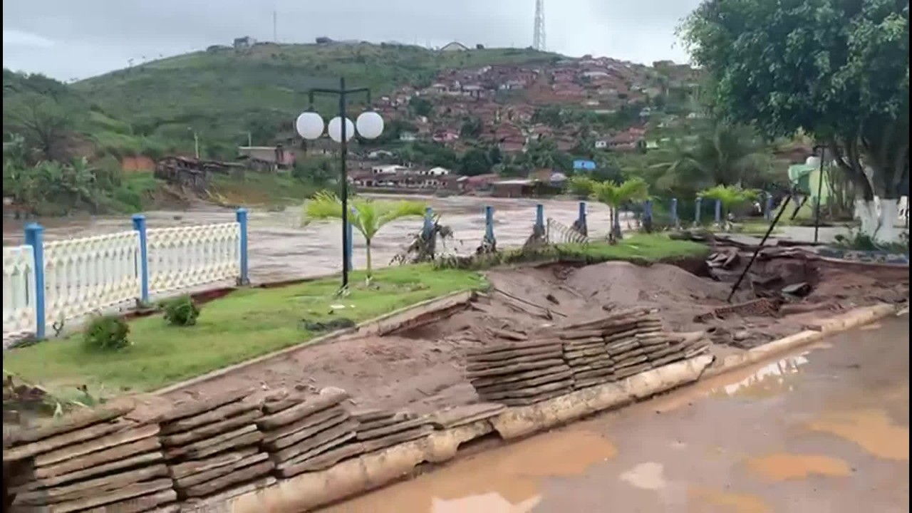 Rios transbordam, alagam cidades e deixam mais de 4 mil pessoas fora de casa; vídeo mostra homem sendo arrastado pela água