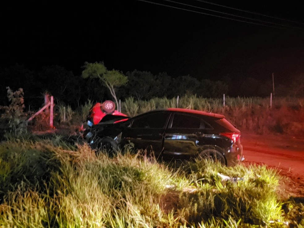 Um dos veículos saiu de uma estrada de terra e tentava cruzar a rodovia quando bateu em outro carro  — Foto: Polícia Rodoviária/Divulgação