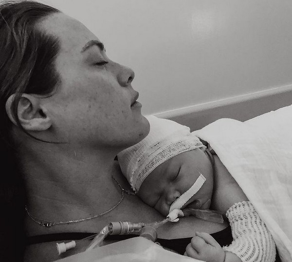 A ex-atriz infantil Kara Keough com o filho que morreu logo após seu nascimento (Foto: Instagram)