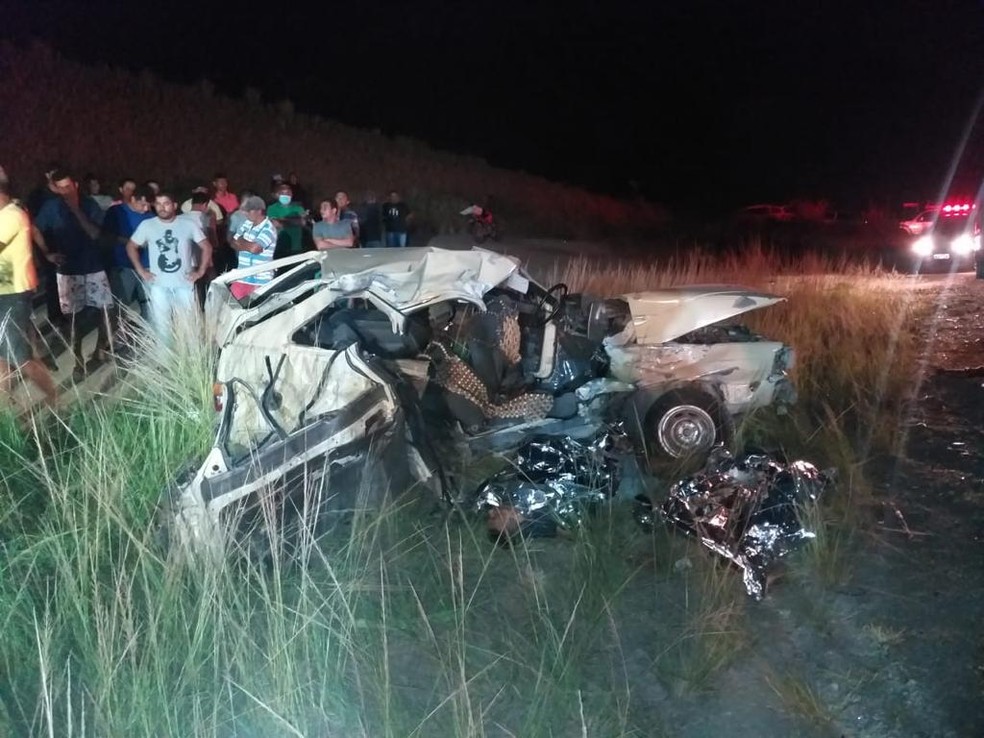 Vítimas estavam no Gol que seguia na BR-101, em Joaquim Gomes. — Foto: PRF