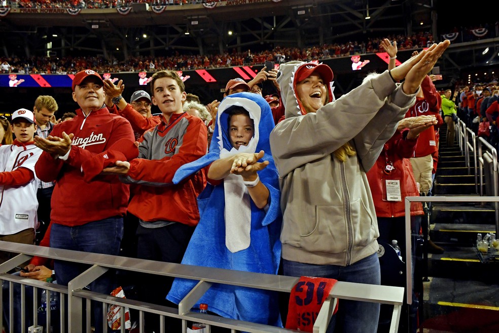 Torcedores do Washington Nationals cantam "Baby Shark" depois de vitória do time — Foto: Tommy Gilligan USA Today Sports/via Reuters